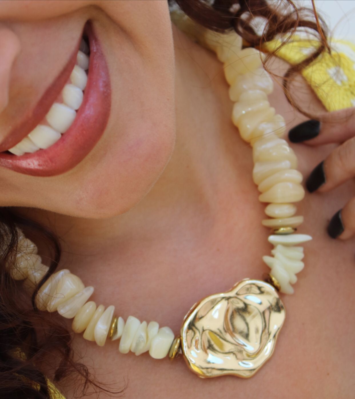 COLAR CURTO PEDRAS CLARAS COM MEDALHAO