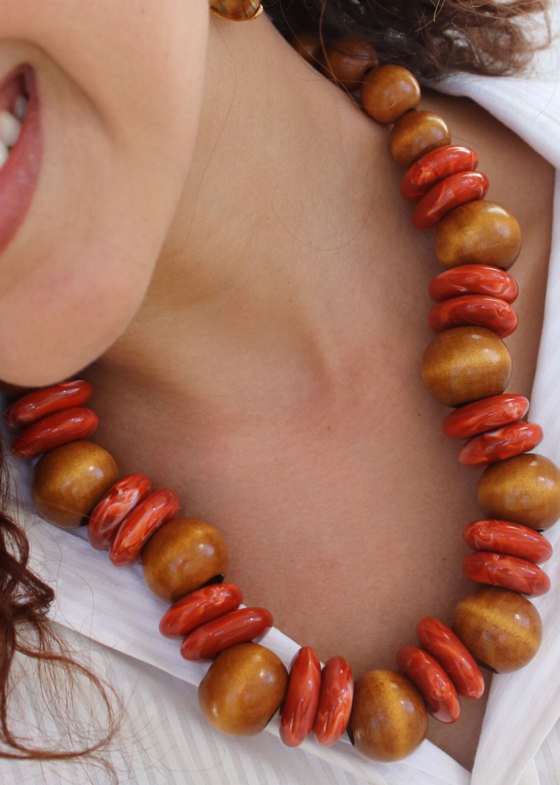 COLAR CURTO MADEIRA CORAL